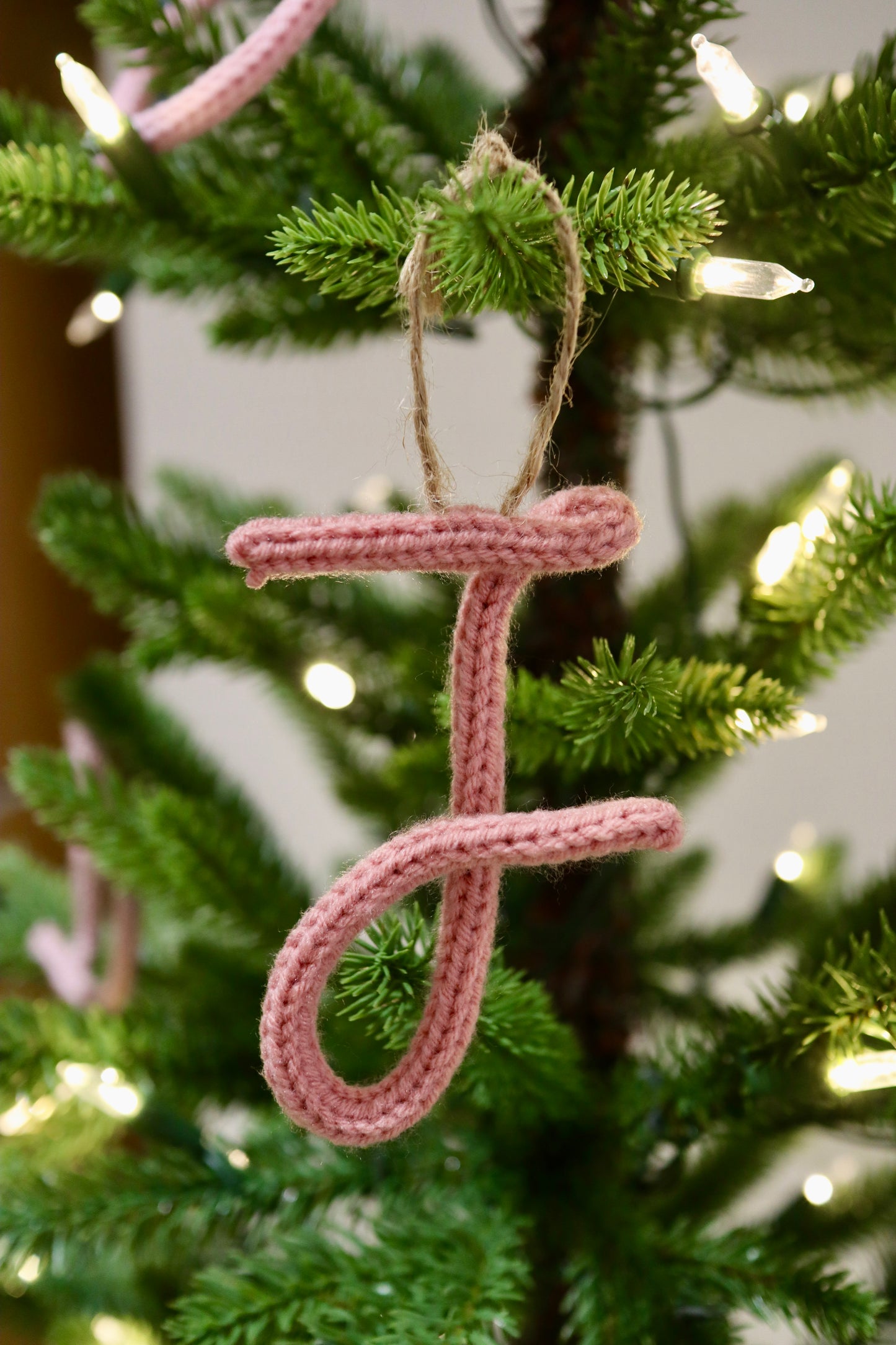 Personalised Holiday Charm - Crochet Alphabet A-Z Christmas Tree Decorations - Festival Fun